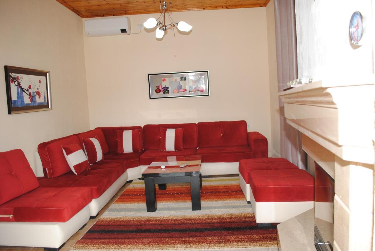 George'S Apartment Gjirokastër Esterno foto