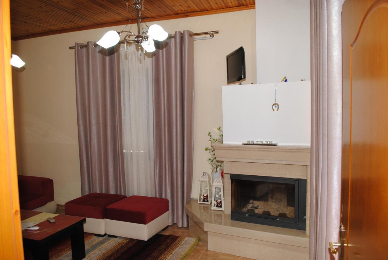 George'S Apartment Gjirokastër Esterno foto