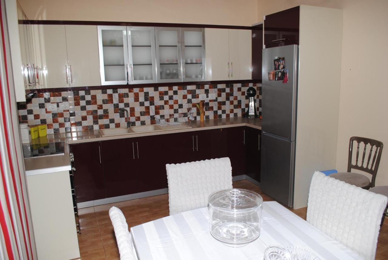 George'S Apartment Gjirokastër Esterno foto