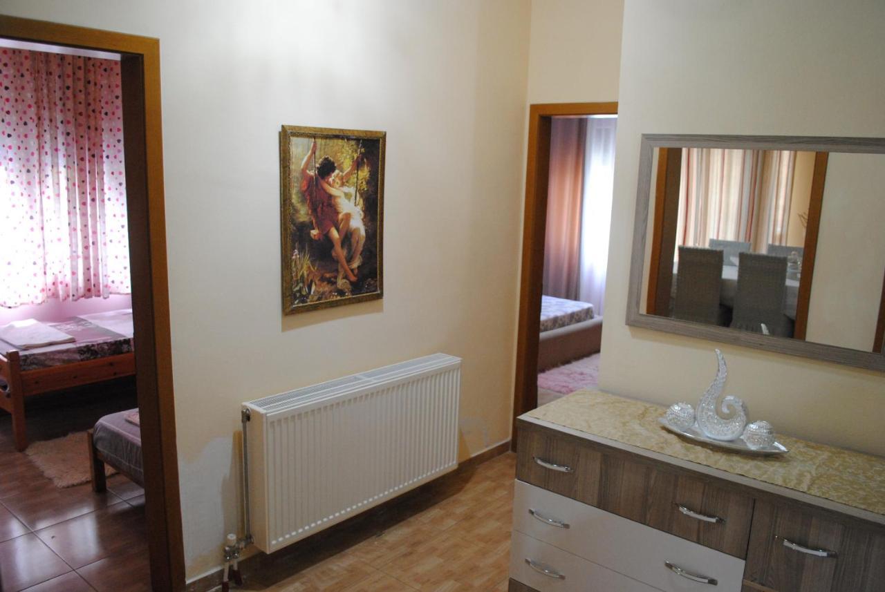 George'S Apartment Gjirokastër Esterno foto