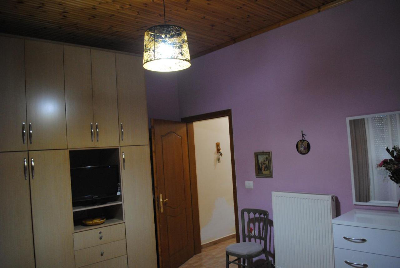 George'S Apartment Gjirokastër Esterno foto