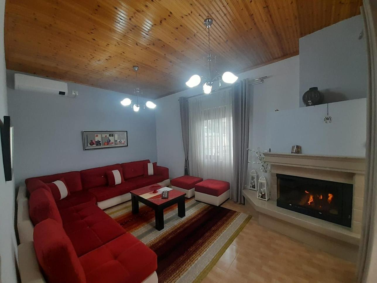 George'S Apartment Gjirokastër Esterno foto
